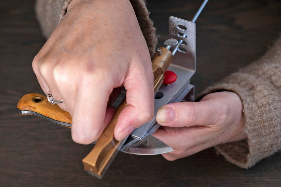 Arbeidskrevende: Lansky-systemet gir skarp kniv, men er ikke like godt egnet til alle kniver. Det er i tillegg litt tidkrevende å bruke. How-to-knivkvessing-9