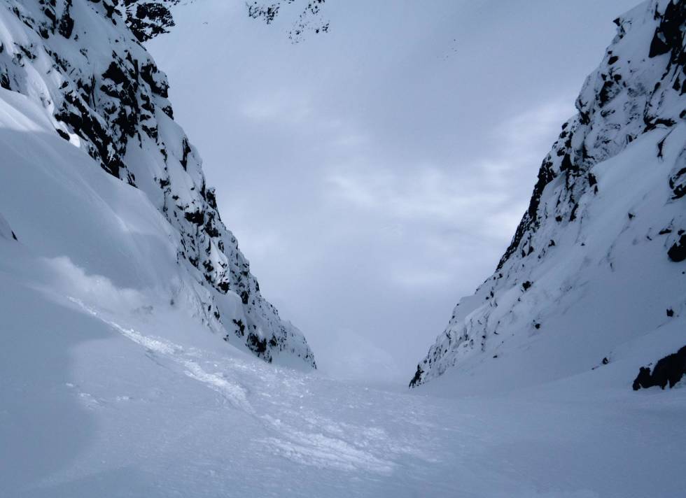 FORSVANT: I noen korte øyeblikk kunne man skimte Vegard mellom de hvite skyene han la igjen. Foto: Vebjørn Enersen. Hurrungane