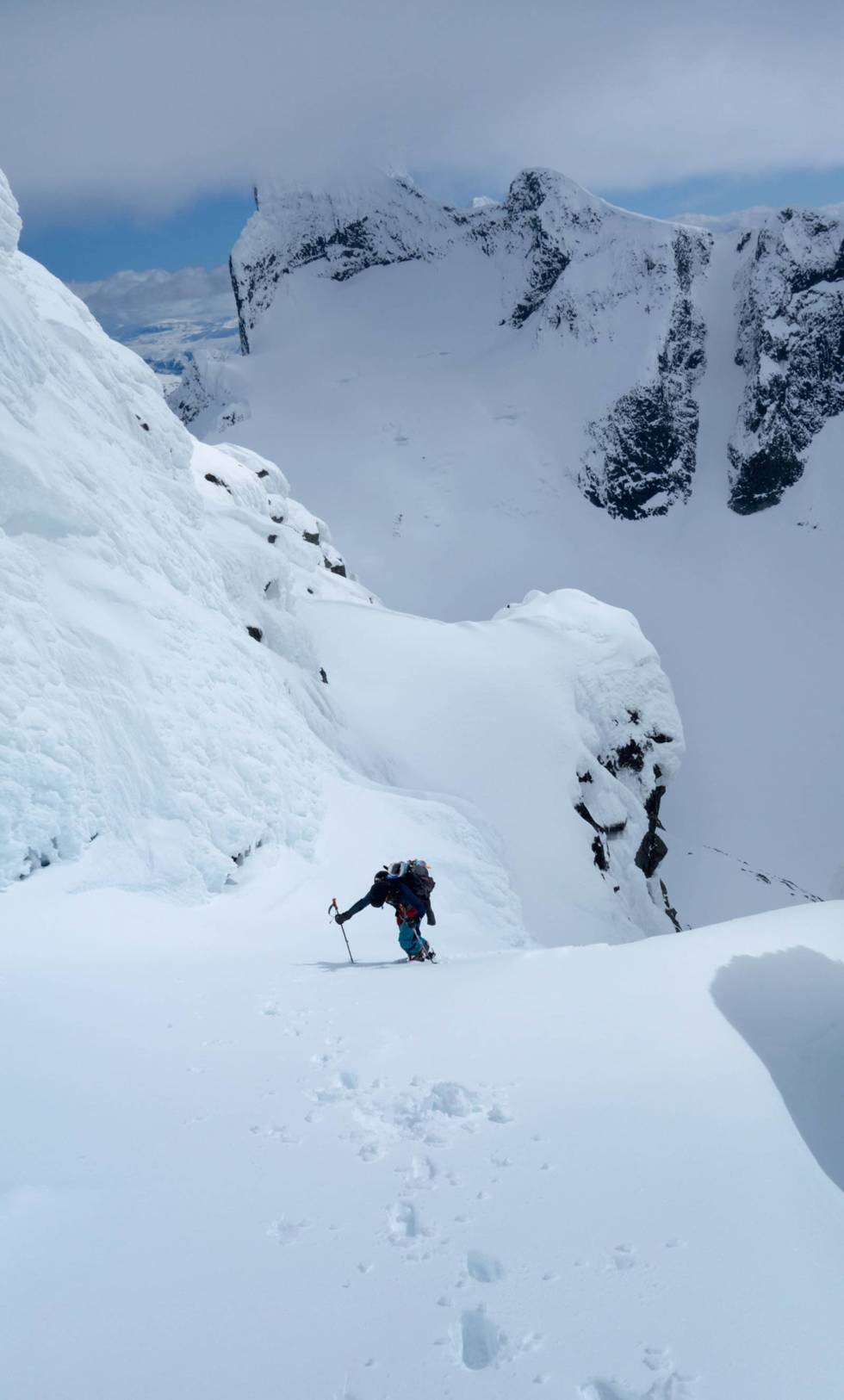 TUNGT: Nedkjøringene føles enda bedre når det er krevende å komme seg opp. Earn your turns! Foto: Vegard Aasen. Hurrungane