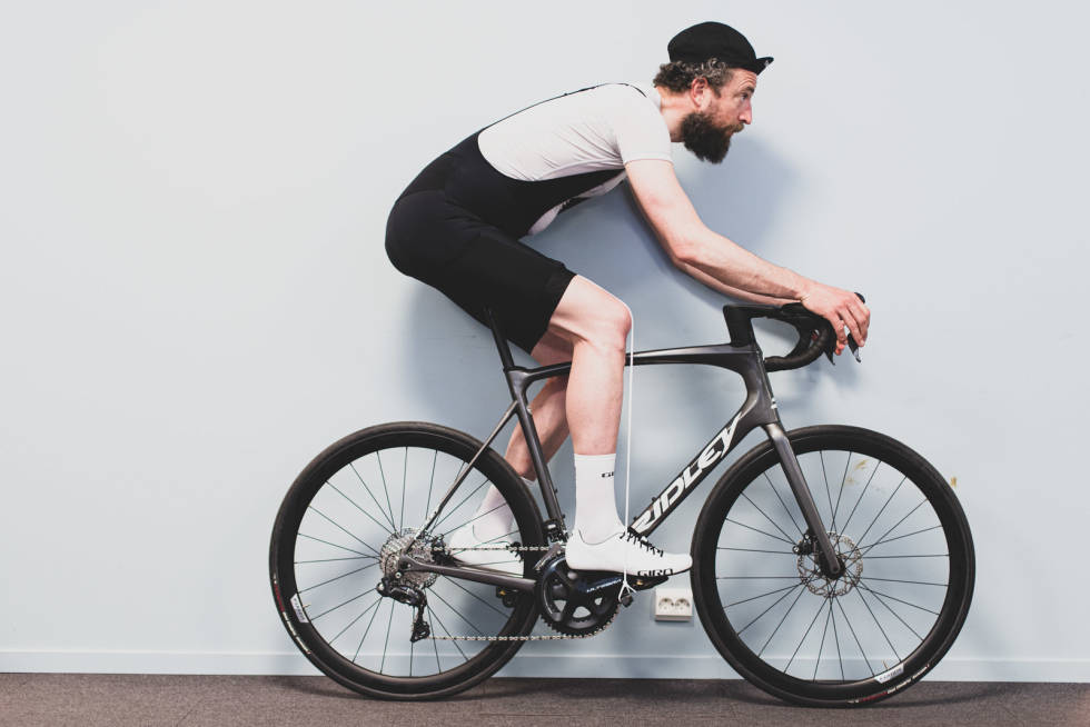 FOR LANGT BAK: Her sliter jeg med å nå styret, og kraften vil forsvinne bak pedalen - ikke trøkkes ned i pedalen. Hva-er-riktig-setehøyde-13