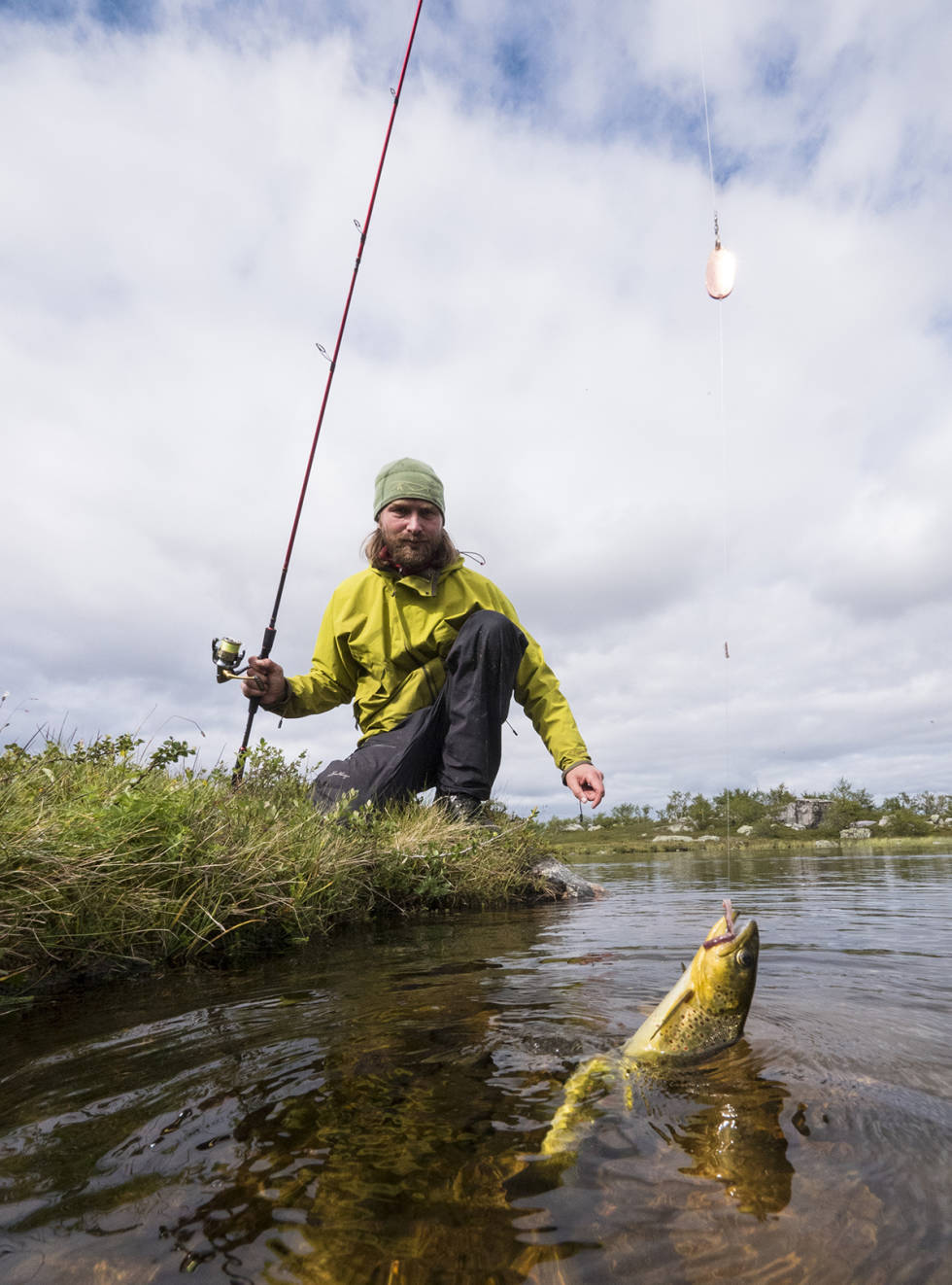 Triks: Sluk med markoppheng er en effektiv metode. Mann har fått fisk på kroken