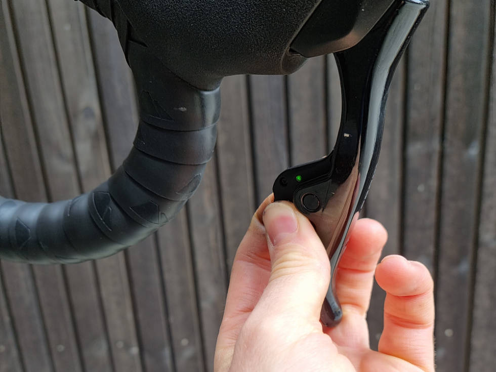 FUNKSJONSKNAPP: Trykk inn knappen på innsiden av hendelen og deretter trykk på skifteren som ved et girskifte, før du slipper. Da justerer du bakgiret. hvordan justere sram etap axs 3