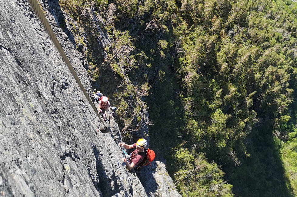 Du opplever strekninger som er brattere enn nitti grader på vei opp her. Foto: Gjertrud Fallet åndalsnes via ferrata vestveggen anmeldelse guide fri flyt
