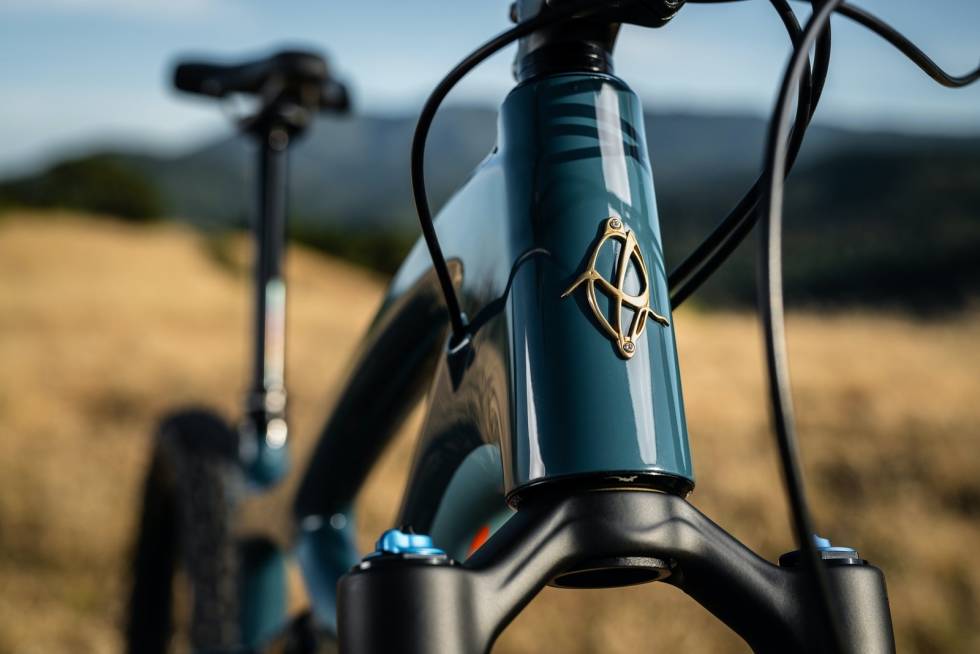 PIONÈR: Ibis-logoen har vært med i terrengsykkelverdenen siden 80-tallet. Den lever i beste gående videre med nye Mojo 4 Ibis Mojo 4