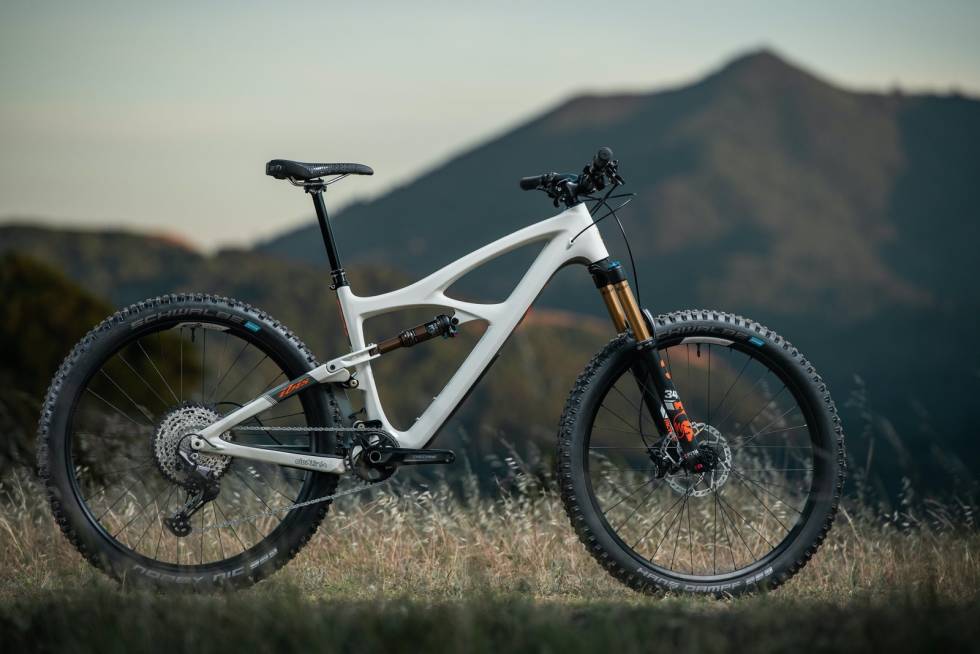LANG OG SLAK: Ibis Mojo 4 har moderne geometri og linjer som minner om Ripmo og Ripley. IBis Mojo 4
