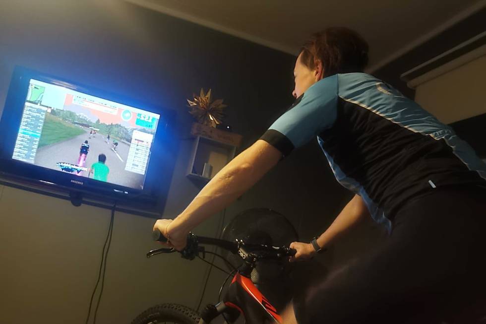 GLAD-HULE: Mens andre prater om Zwiftrommet som "pain cave" ser Ida Marie Bøthun på det ominnredede gjesterommet som sin "happy cave", der hun henter energi og glede. ida Maria Bøthun på Zwift