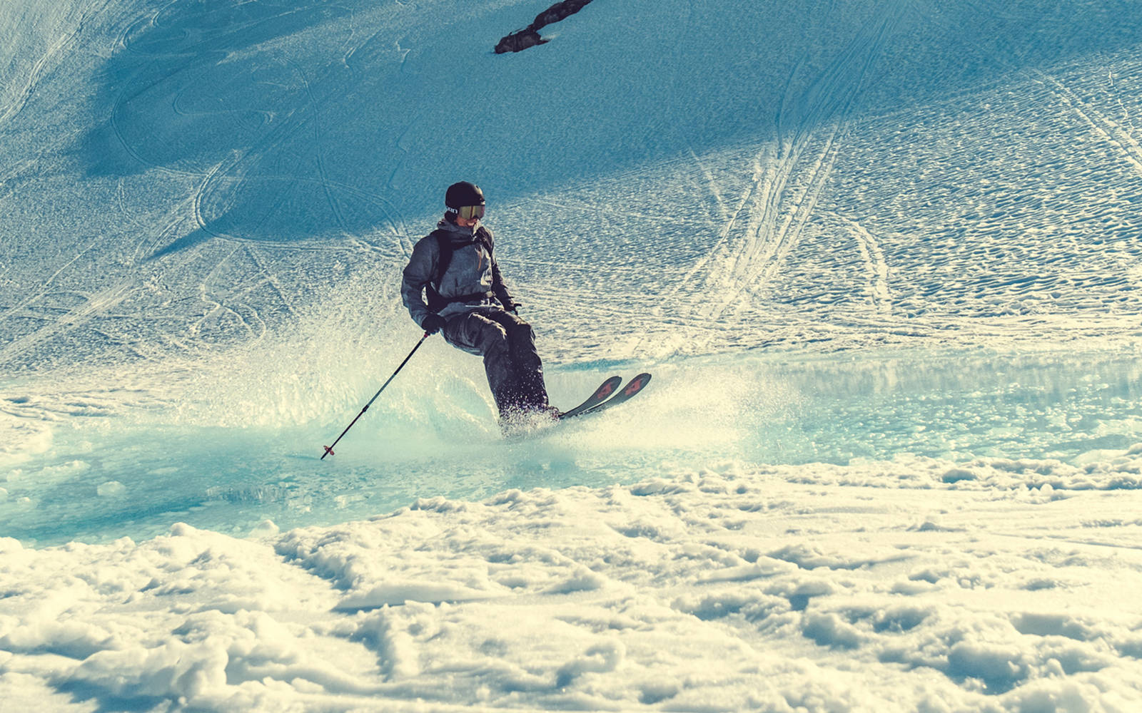 FULL PLAN: Du er ikke en komplett frikjører før du har stått på ski over et vann, var det gang noen som sa. Bilde: Bård Gundersen Øystein Aasheim Stryn Sommerskisenter