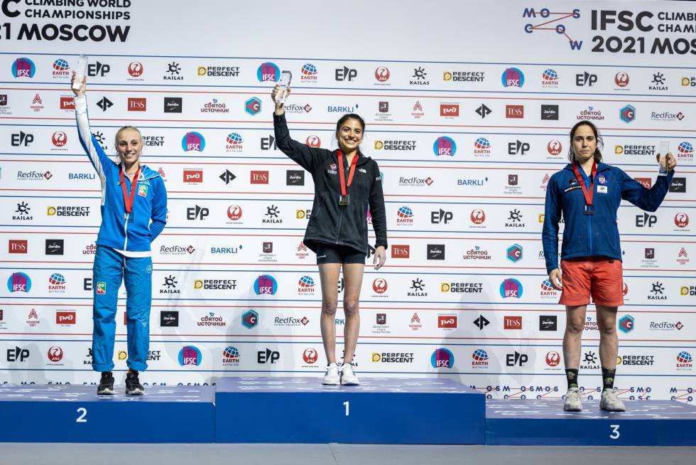 Pall damer med sølv til Camilla Moroni (t.v), verdensmester Natalia Grossman, og bronse til Stasa Gejo. Foto: Jan Virt/IFSC image002