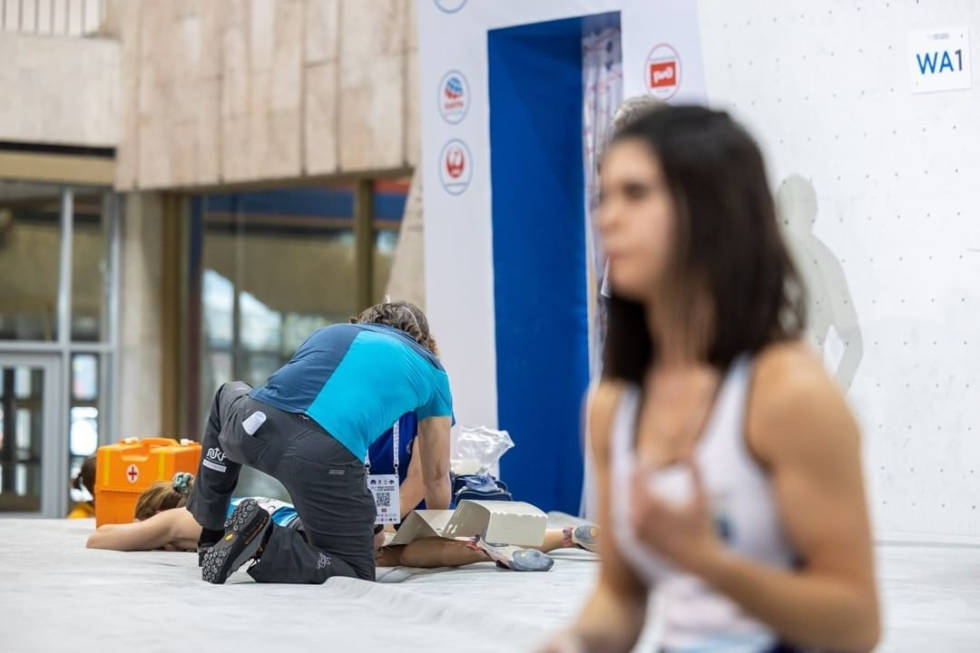 Tina Hafsaas med lagleder og medisinsk personell etter å ha skadet seg. Foto: Jan Virt/IFSC image003