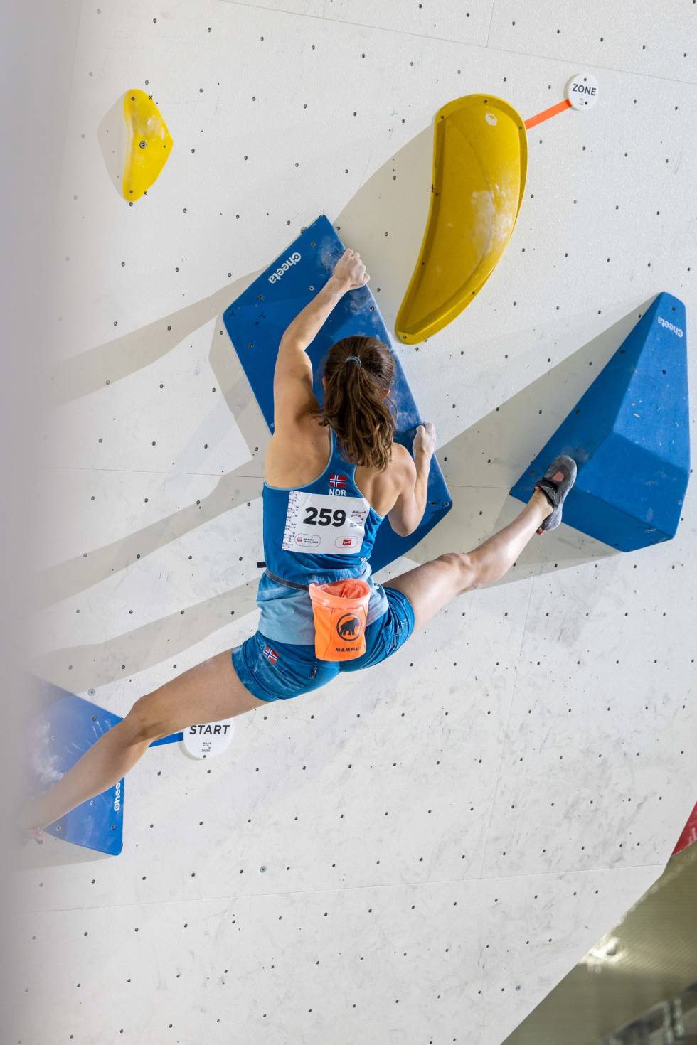 Ingrid Kindlihagen topper første kvalifiseringsbulder. Foto: Jan Virt/IFSC image004