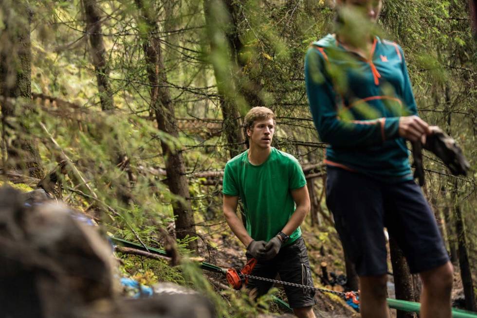 ENKLE REDSKAP: Hakker, spader og en enkel vinsj er noe av det som brukes når store steiner skal flyttes for å bygge bærekraftige stier. IMBA-Trail-Solutions-Stibygging-Bærekraft-2