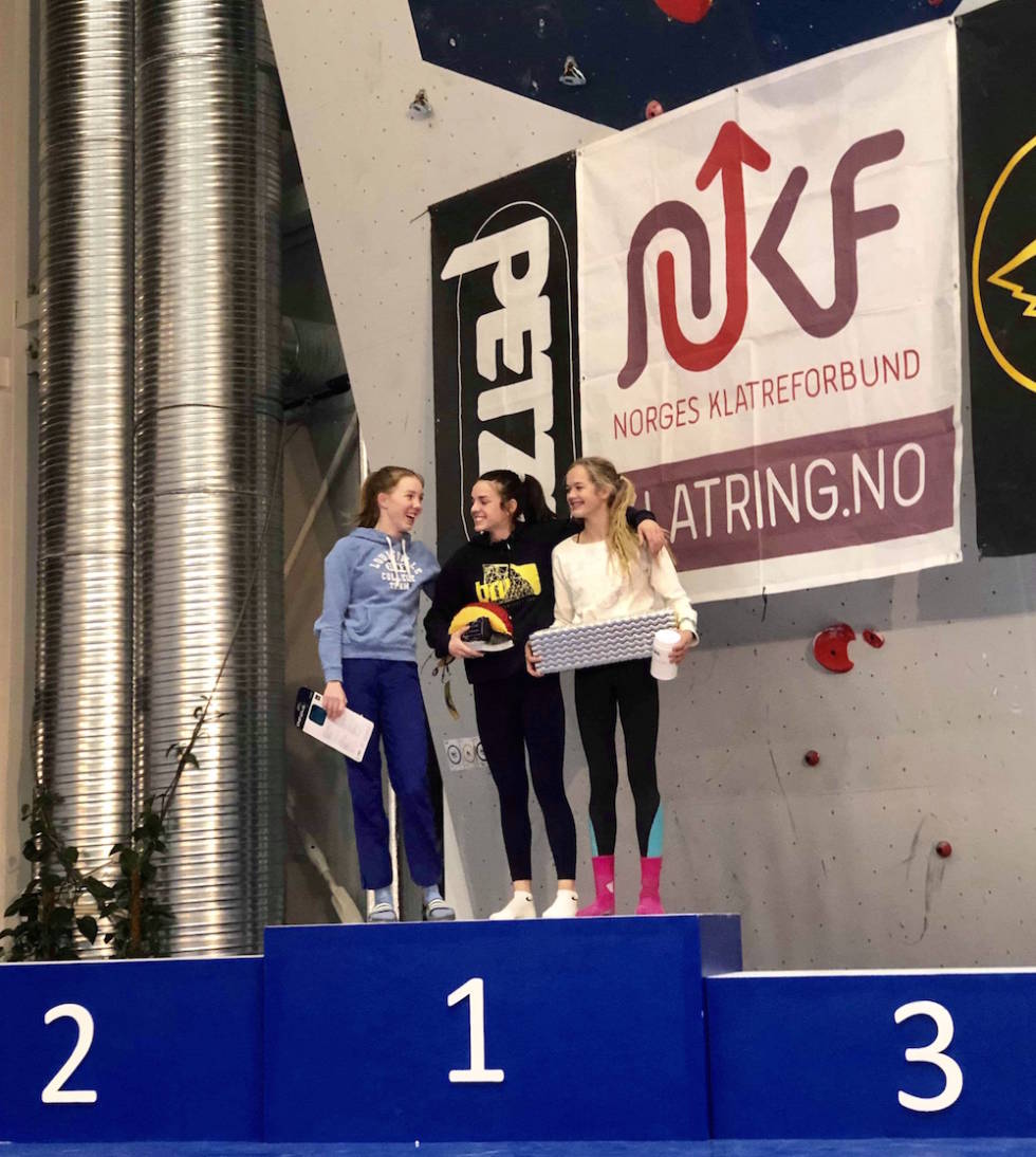 Pallen i klassen yngre junior jenter med Sunniva Øvre-Eide tv, Edel Lemvik og Elise Olsen. Foto: Emma Wollebæk IMG-2598