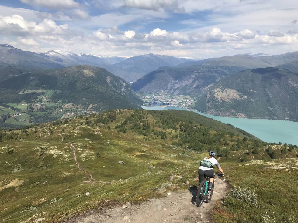 HENG PÅ: Fra Molden kan du sykle i underkant av 1100 høydemeter på prima sti, helt ned til fjorden. Stisykling i sogndal, molden
