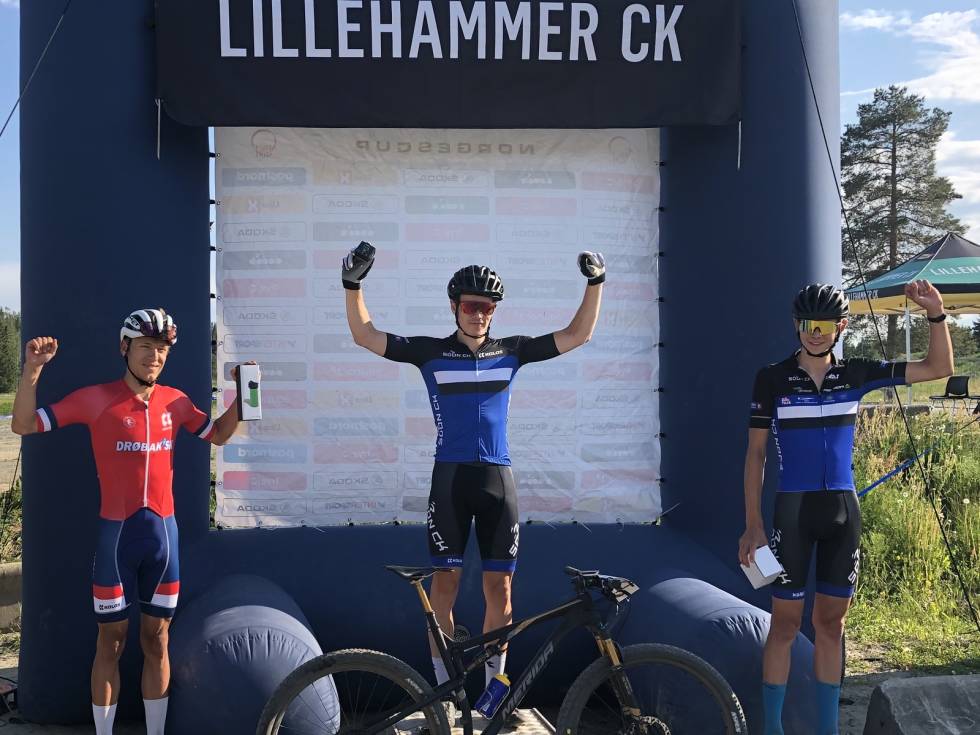 TØRRE OG RENE: Etter lørdagens temporitt stod Martin Emil Siggerud på toppen av pallen. Anders Johannessen til venstre og Mats Tubaas Glende til høyre. Foto: Christian Tubaas Andersen Pallen NC Herrer Lørdag