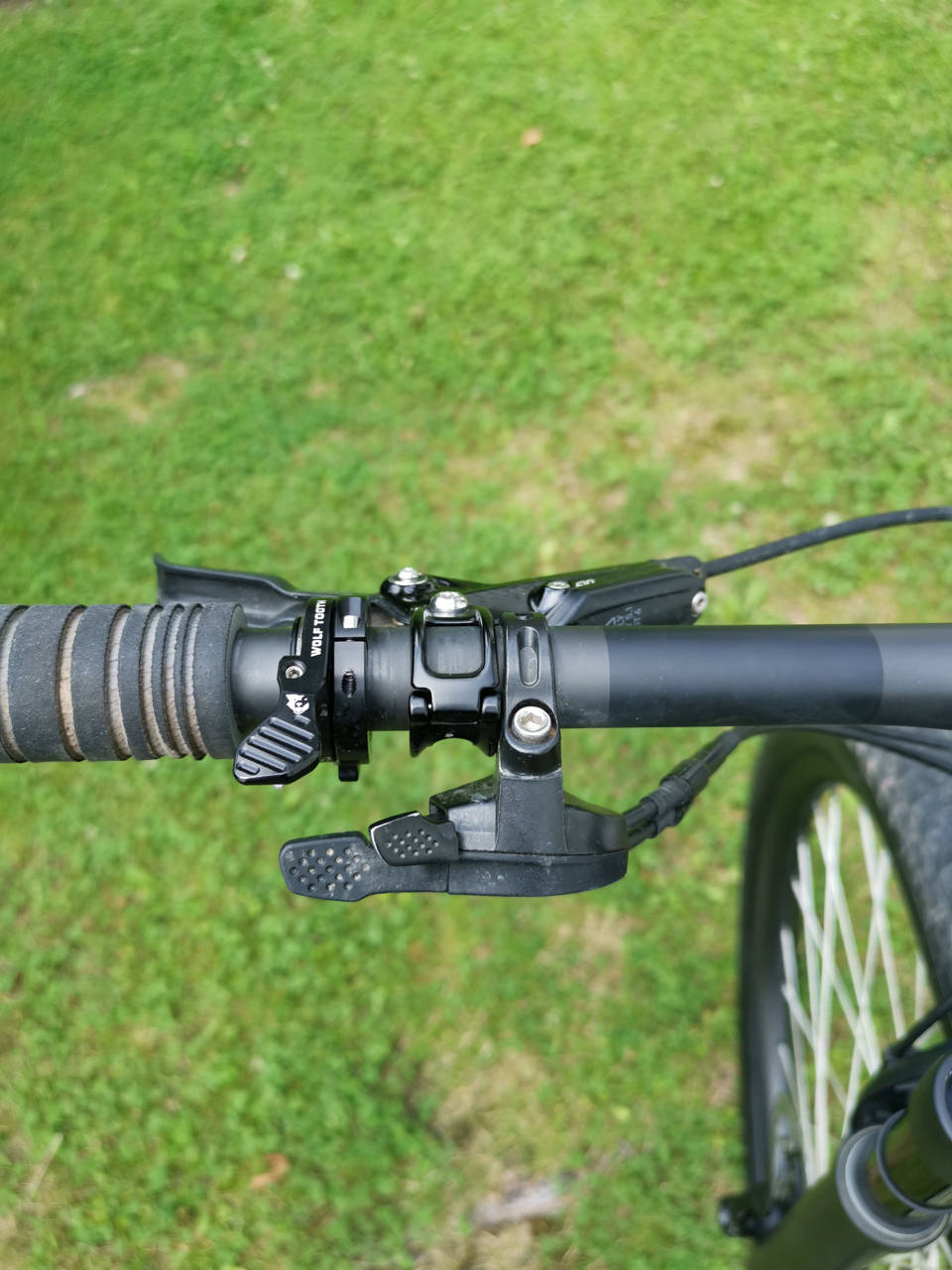 SPESIALSPAK: Wolftooth-bryteren gjør at Jens får plass til både senkepinnebryter og demperlås på venstre side av styret. Jens Bergmanns Blur offroad Valdres