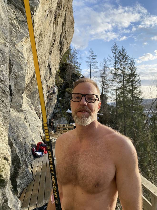 Claus Schmidt var superfornøyd med den nye autobelayen på Utsikten. Her koser han seg i baris i sola. Foto: Eirik Austlid. IMG_3881