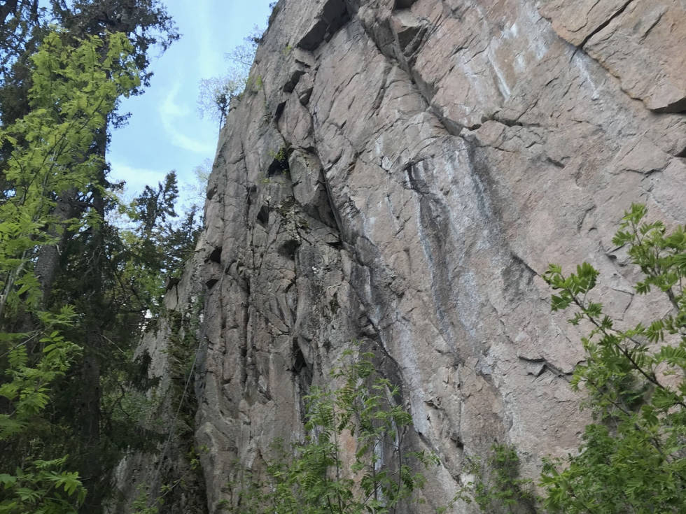 Bergflødt anneks er en vegg på 35-40 meter og en med håndfull ruter og en håndfull prosjekter, særlig i venstre del, på veggen et par hundre meter før og sør for hovedveggen Bergflødt i Lier. Foto: Geir Arne Bore IMG_4373 2