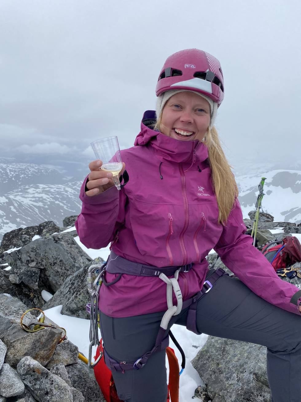 Det skåles på toppen for å feire Boeck, Keilhau og Urden, og Ralph sin bursdag. Foto: Nina Johanessen Falketind, Koldedalen