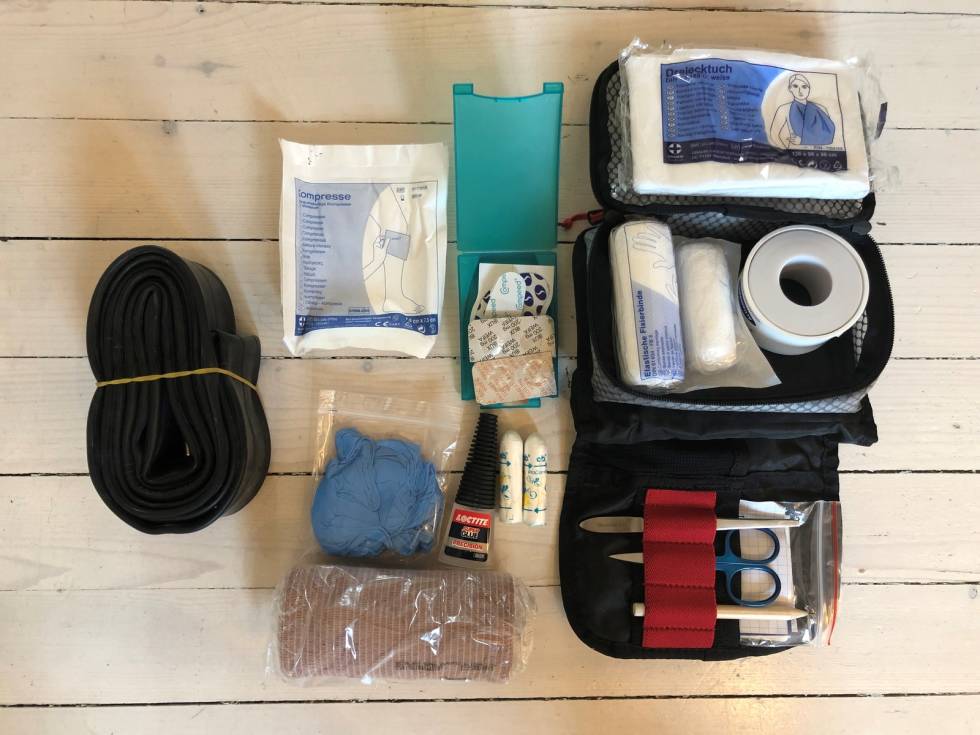 FØRSTEHJELPSKIT: Enkelt lite førstehjelpskit fra EVOC som enkelt kan suppleres med det du måtte ønske. Passer perfekt i rumpetaska di! Førstehjelp stisykling