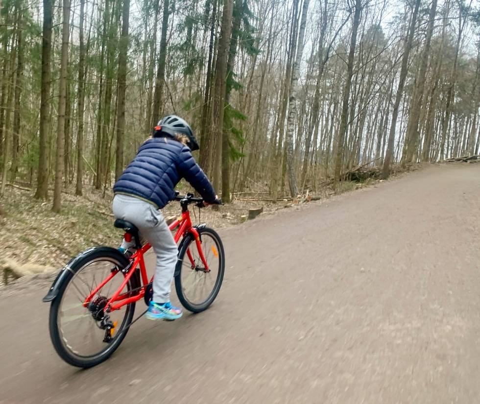 UT I VERDEN: Med sykkel som passer blir plutselig barnas forhold til avstander endret. Her Walter (9) på Frog. Foto: Øyvind Aas Barnesykkeltest 2021