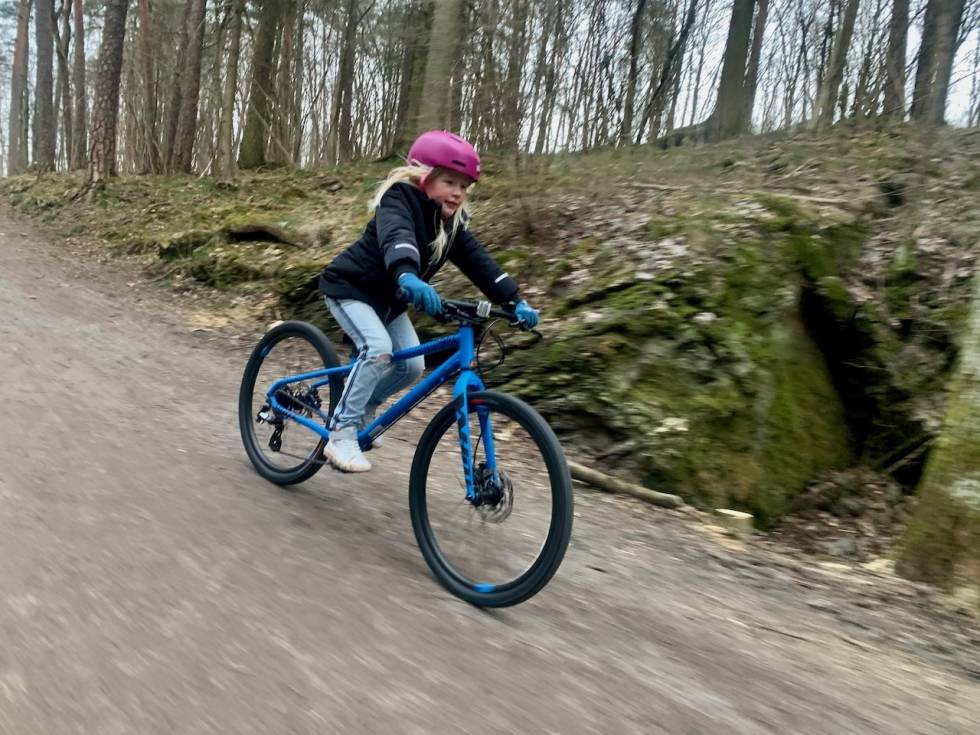 GOD FART: Harriet (8) på White får opp farten på fin grusvei. Foto: Øyvind Aas Barnesykkeltest 2021