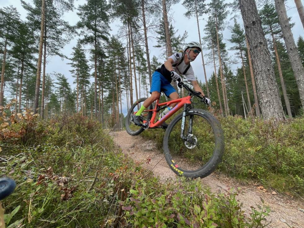 LEKEN: Det effektive oppsettet til tross, Santa Cruz Blur er en leken stimaskin. Foto: Øyvind Aas Santa Cruz Blur 2021