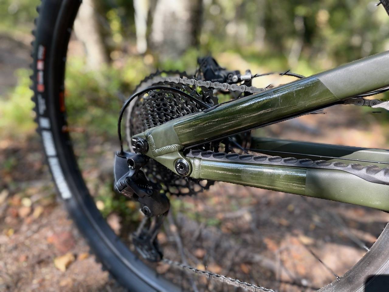 LTS: Linkage Tuned Suspension vil retro-entusiaster og eldre terrengsyklister huske fra nittitallet. GT Force Carbon 2022