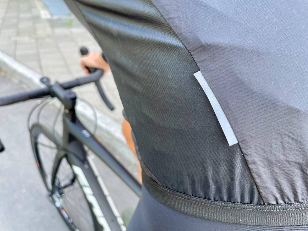 REFLEKS: Stripene som er sydd inn i sømmen i siden er synlig fra flere vinkler enn flate refleksklistremerker Assos Mille GT Wind Jacket
