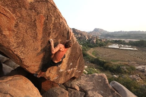 Eivind Wang på Surfers travers (7C/7C+) i Hampi, India. Foto: Dag Hagen Eivind Wang på Surfers travers (7C/7C+) i Hampi, India. Foto: Dag Hagen