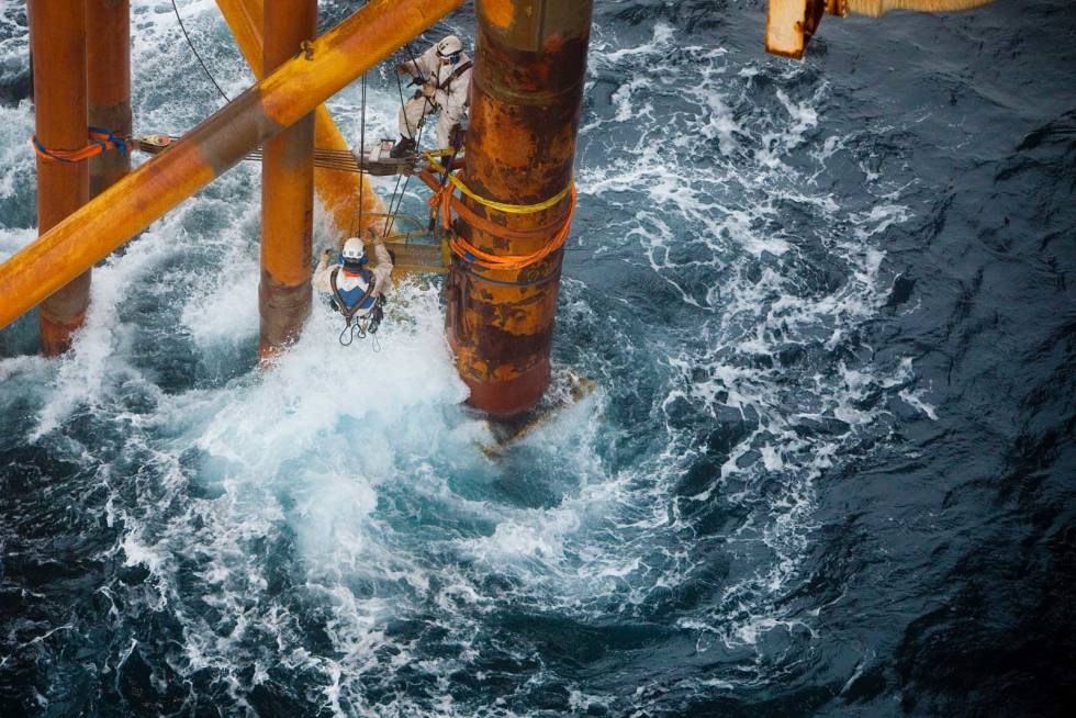 Vått: Klatrere i aksjon i bølgesonen på en oljeplattform. Foto: Terje Aamodt Industriklatring-12