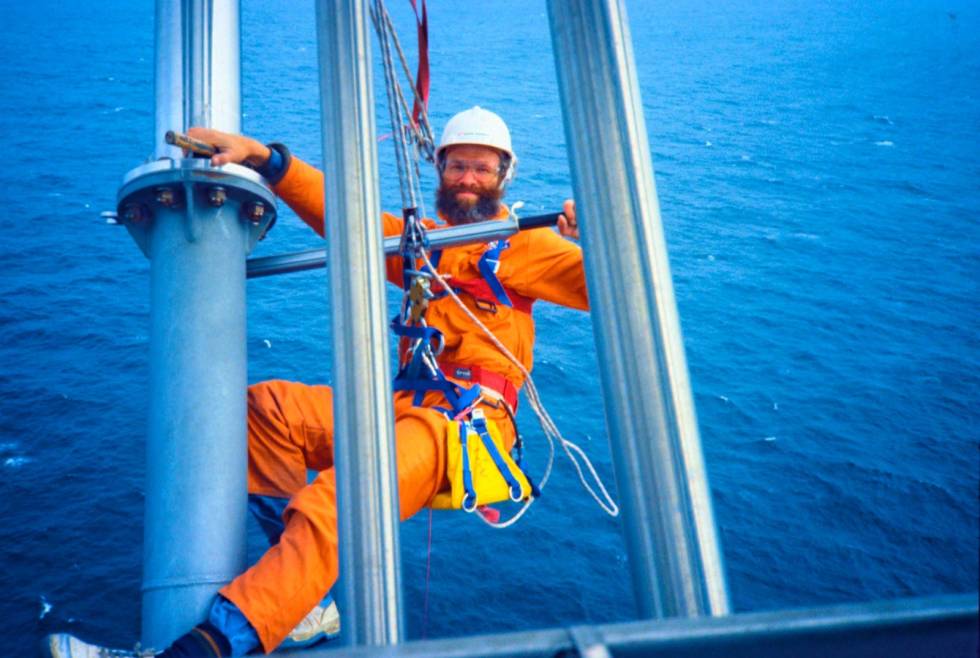 Trygg i høyden: Sikringsleder Børge Østigård fra Aak på jobb i Nordsjøen rundt 1990. Foto: Privat Industriklatring-3