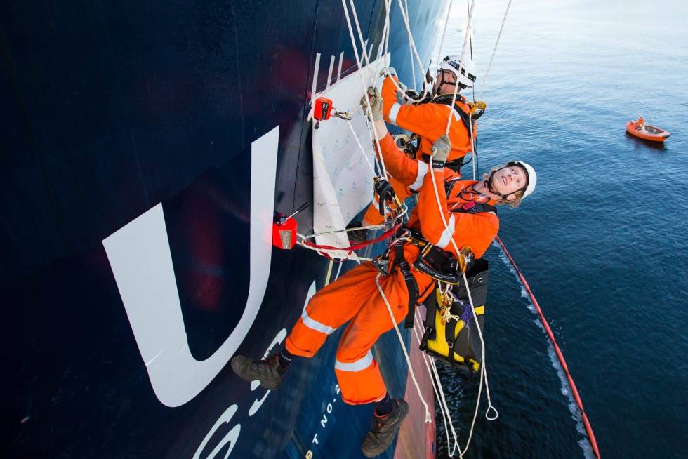 På skroget: Klatrere på offshorejobb. Foto: Terje Aamodt Industriklatring-4