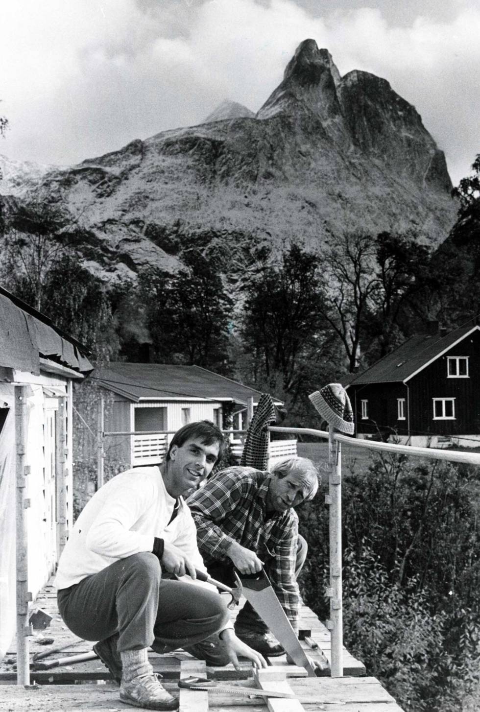 1986: Fred Husøy og Frank Martinsen i gang med å pusse opp hovedbygningen på Aak. Foto: Iver Gjelstenli Industriklatring-6.1