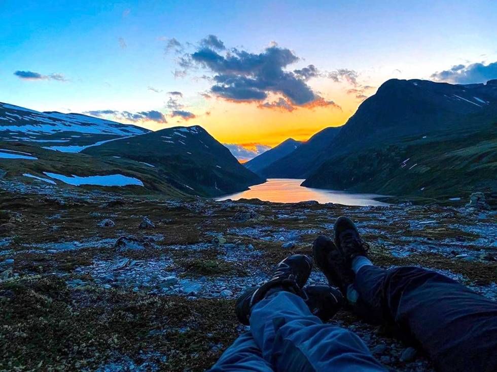 @ingeborglundby: Da legger jeg beina høyt, og tar meg en velfortjent langhelg, som vel og merke blir det nærmeste jeg kommer ferie i sommer ingeborglundby