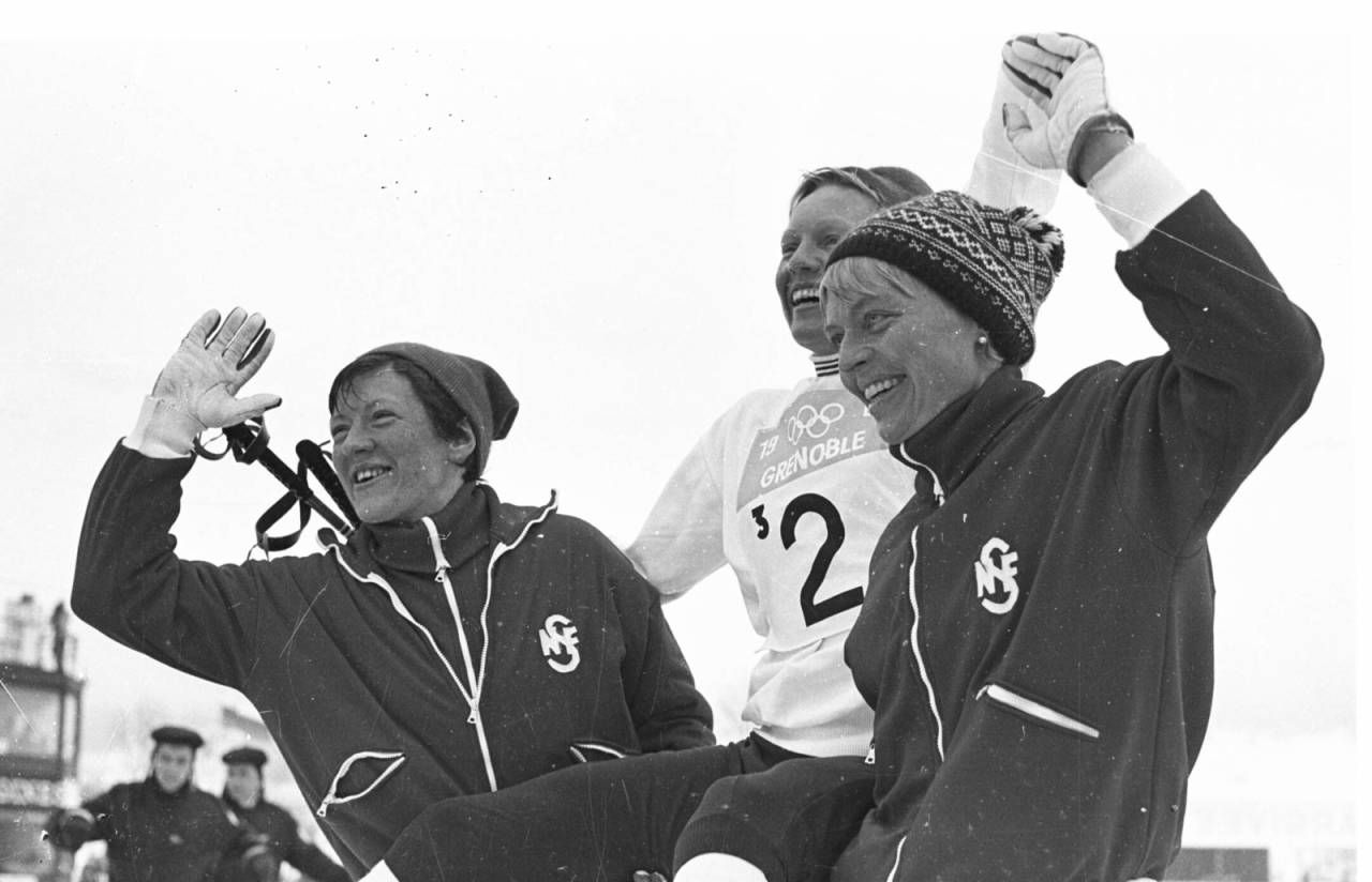 JENTUTN: Her ses fra v: Inger Aufles, Berit Mørdre Lammedal og Babben Enger etter seieren på damestafetten 3x3 km under vinter-OL i Grenoble 1968. Foto: Bjørn Finstad/Aftenposten jentutn langrenn