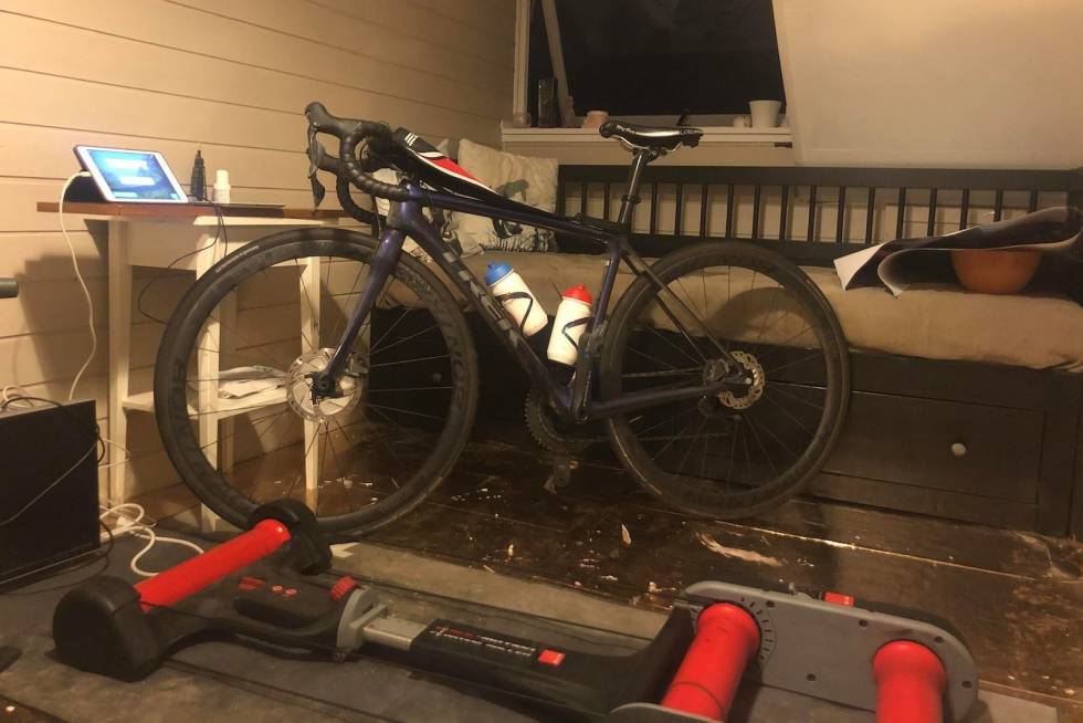 ANALOGT: Ingrid Moe synes sykkelfølelsen som den analoge balanserulla gir veier opp for begrensningene den setter i Zwifts digitale univers. Balanserulle I Zwift