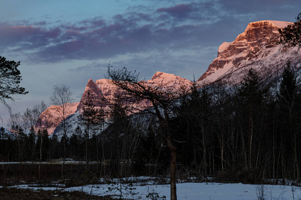 Innerdalen i morgenlys sett fra startpunktet for turen. dronningkrona kongskrona topptur