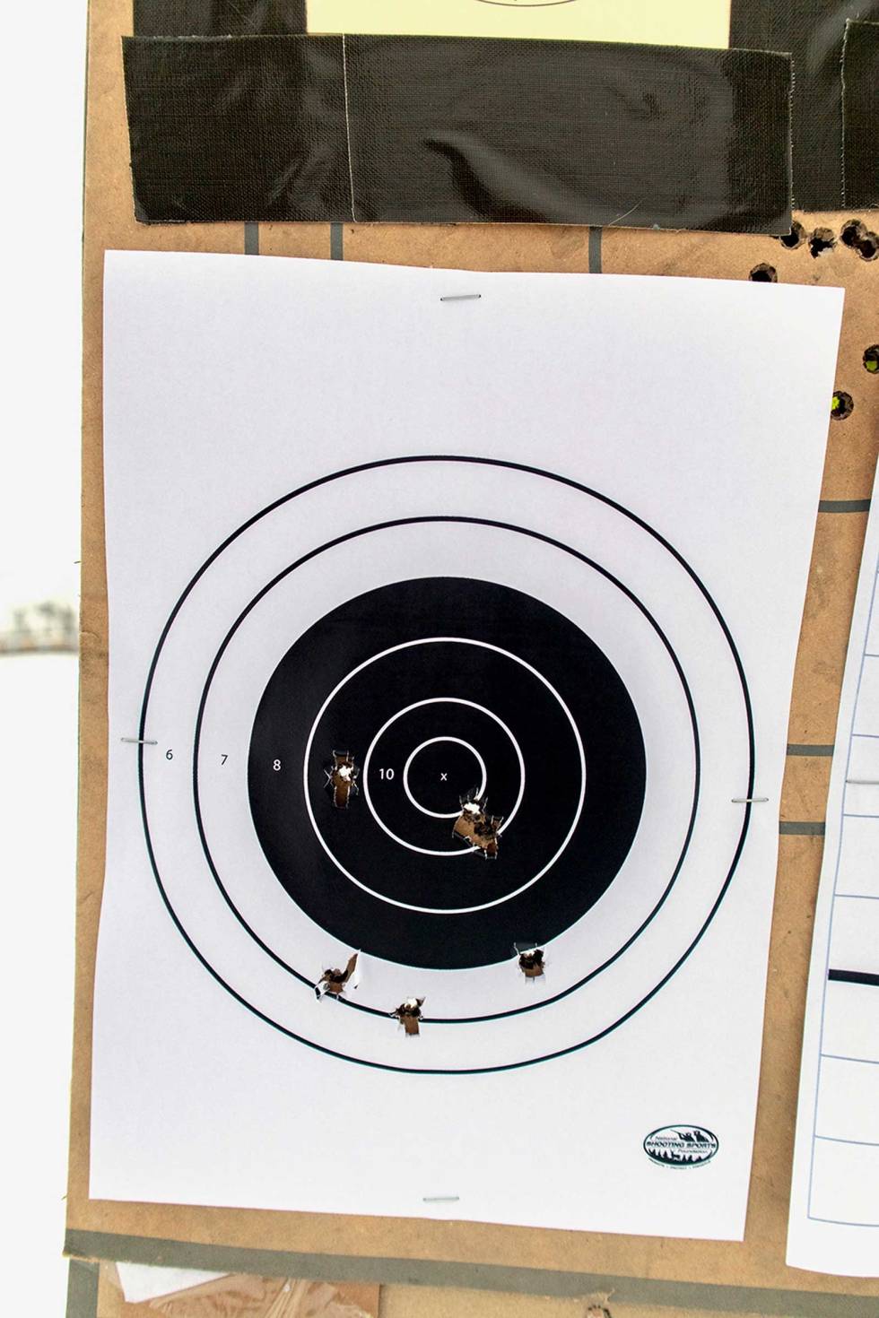 Se vekk fra fluer: Seks knepp opp gjorde nesten susen. Om du kjenner at du har et dårlig skudd/ avtrekk, skal du velge å se bort ifra «fluer». Men merk at et knepp til høyre vil gi tre tiere i dette tilfellet, mens et knepp til venstre oppnår samme poengs Innskyting-Rifle-10