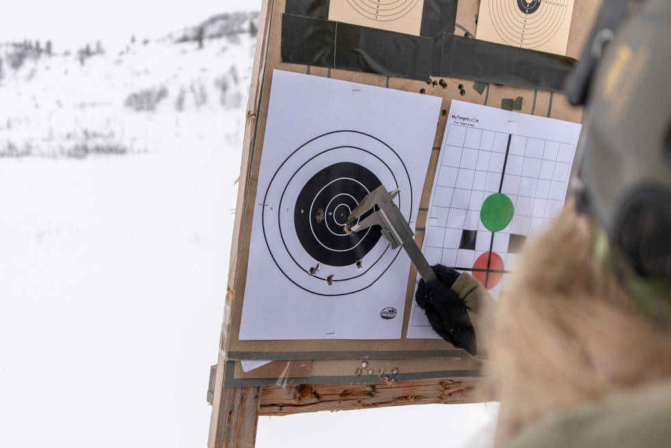 Hull i hull: Skytteren kjente at det første skuddet ikke ble noe bra. Rifla går sannsynligvis hull i hull når skytteren gjør jobben sin. Innskyting-Rifle-5