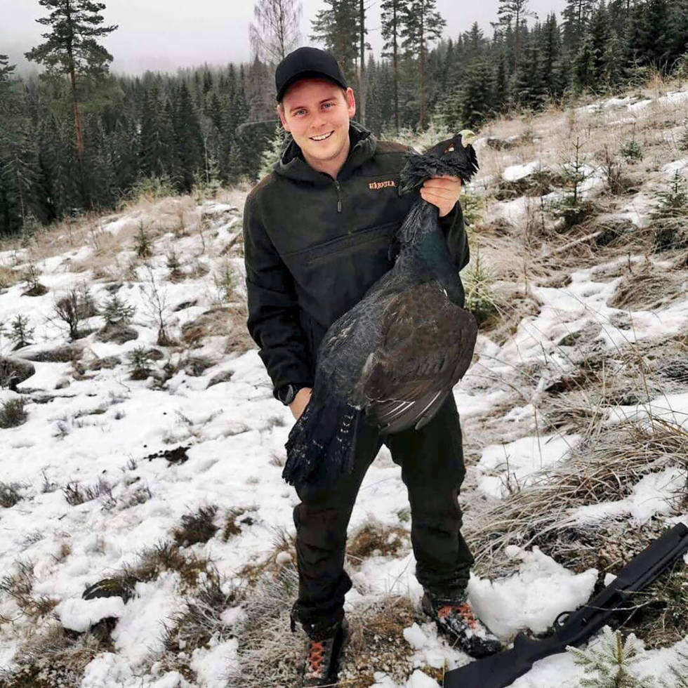 @mitt.villmarksliv: Et av de største øyeblikkene i 2019. De dagene en absolutt ikke har trua, er ofte de som gir de beste opplevelsene. Ut av ingenting hørtes det ut som en skokk med elg kom gjennom skogen, men det var bare denna kabben på 5087 g som prøvde å komme seg unna. Benelli'n og eier'n var ikke akkurat bestevenner i 2019... Men det er stunder som detta som gjør at vi holder sammen. Ikke hver dag en får skyte en tiur på størrelse med et småfly. Denna vil nok aldri bli glemt! #tiur #jaktia #chasse #jegerhundogvåpen #jeger #norgesjegere #dinjakt #jegerliv #capercaillie #skittjakt #norskejegere #smallgame #mittjegerliv Instajeger-Februar-2020-5