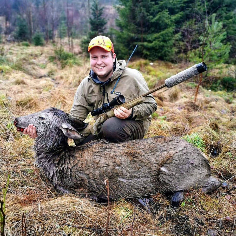 @hunting_norwegen: What an amazing sesason 2019 was, many new memories and new experiences. Closed this season with a beautiful red deer. #outdoors #huntinglife #jaktsesong #deerhunting #hjortejakt #nature #rifle #jeger #jaktbilder #huntingseason #huntinggear #jakthund #huntingdog #campvillmark Instajeger-Februar-2020-9