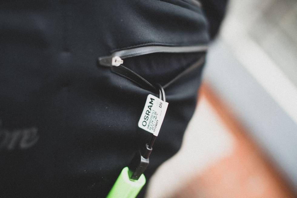 USB-KOBLING: For å få lysene til å virke må du koble på en USB-powerbank. Isadore selger en egen, men vi fikk ikke denne med jakka. Hvilken som helst vil uansett fungere. Foto: Henrik Alpers Isadore X Osram