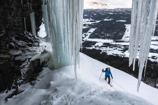 Matias Myklebust på anmarsjen til Langsetfeltet. hemsedal isklatring