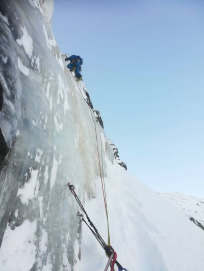 STERKING: Dag Jørund Vik er muligens den råeste isklatreren i Oppdal. Du kan trygt si at han koste seg på fine forhold i juleferien – her er han i gang med andre taulengde. Foto: Joakim G. Eide isklatring Oppdal