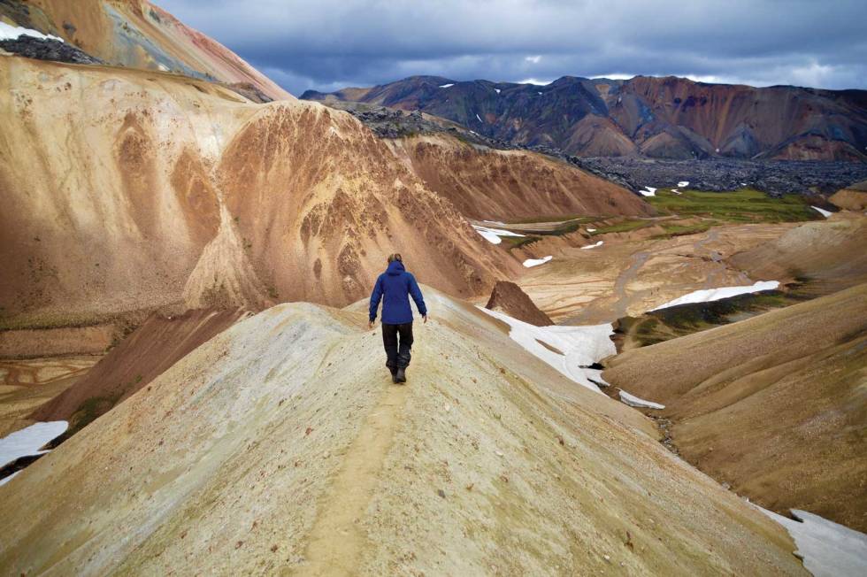 NATURRIKDOM: Utrolig flott landskap på Landmannalaugar. Snø, sort lava, grønne sletter fjell i allslags farger og fasonger, brusende elver, dampende fjellsider og varme kilder. Island-på-langs-ekspedisjon-4