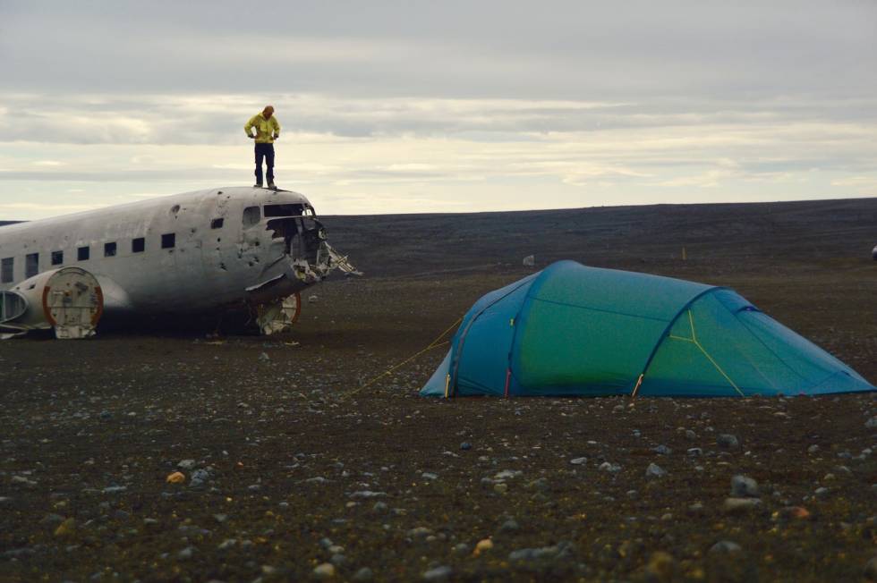 NØDLANDING: I 1973 måtte et fly tilhørende den Amerikanske marine nødlande på en strand på sørkysten av Island, grunnet kraftig ising på flyets utside. Flyets besetning overlevde krasjet, og vraket ligger nå igjen på stranden. Kanskje ikke den rette severdigheten for dem med flyskrekk? Island-på-langs-ekspedisjon-6