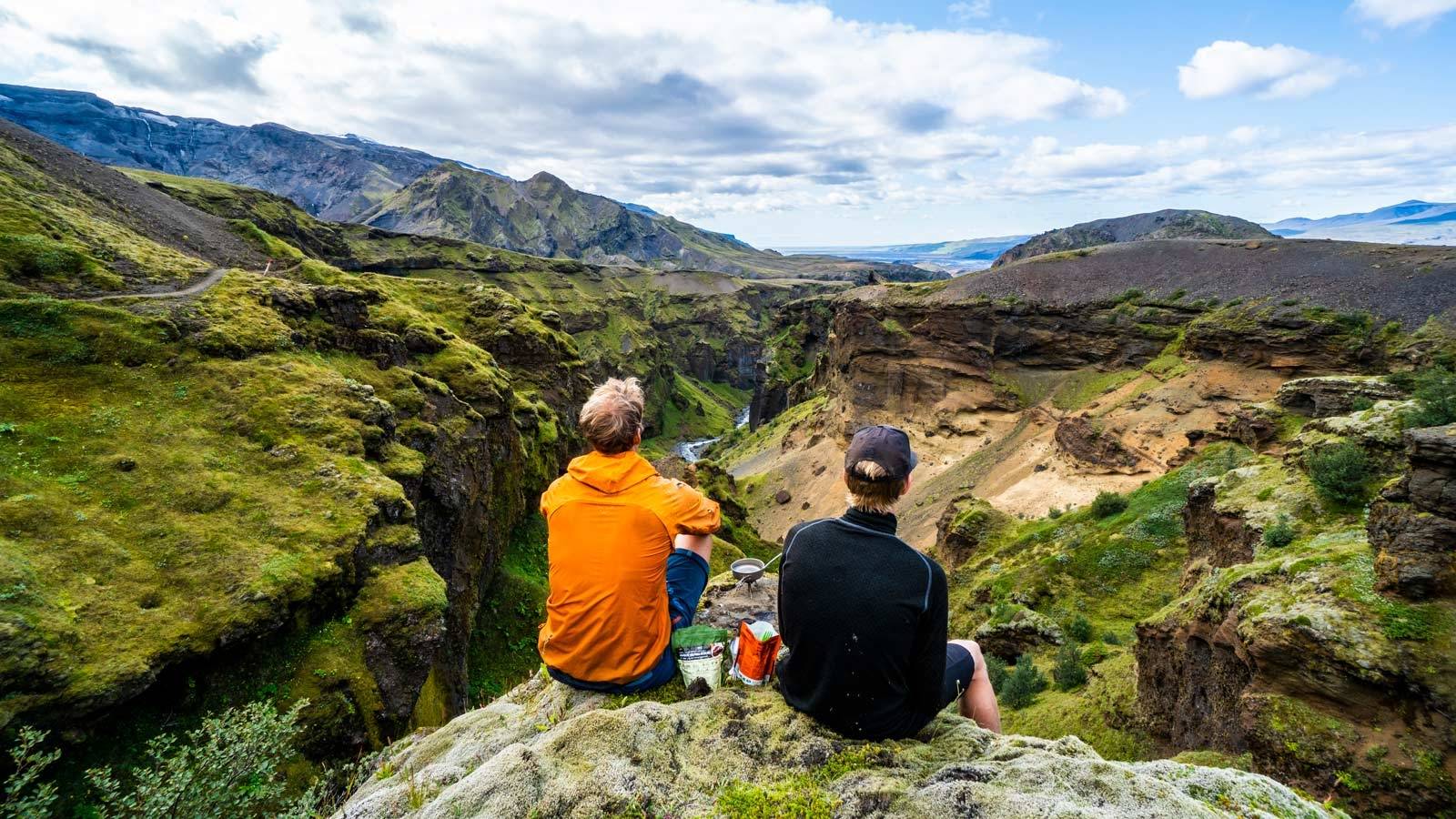 Årets beste lunsj? Ikke ofte vi har tid til en lang lunsj, men denne dagen ble vi liggende 55 minutter i gresset kun for å nye utsikten, selskapet, roen og nuet. Island-stisykling-3