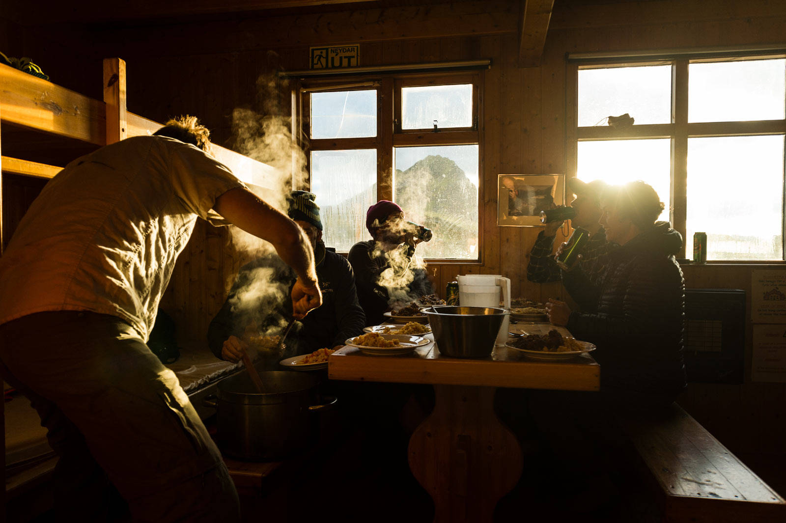 Multitalent: Guide, monstertruck-sjåfør og kokk. Orri Gunnarsson er en mann med mange talenter. Her serverer han middag i Hvanngil-hytta ved solnedgang. Island-Stisykling-4