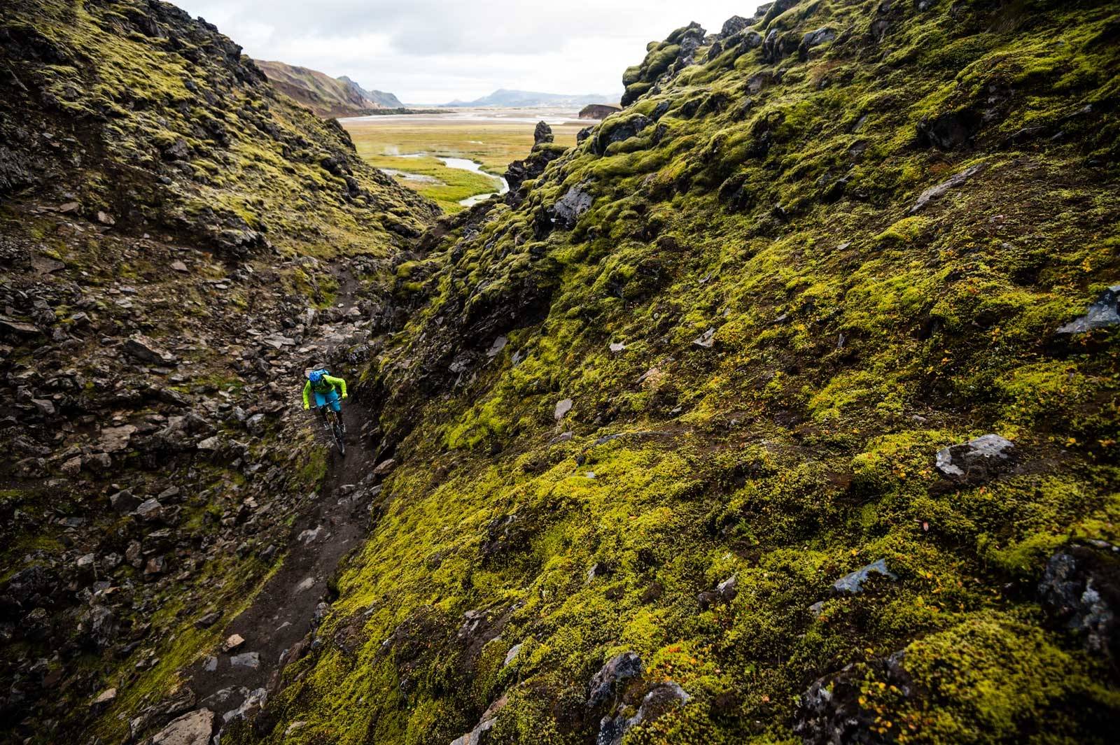 Full pakke: Lavafelt, varme kilder, mose og stein. Å sykle på Island er en naturopplevelse utenom det vanlige, så om du først drar dit er det viktig å ta seg tid til å ta til seg inntrykkene. Wade Simmons på vei mot Landmannalagur-hytta. Island-Stisykling-5