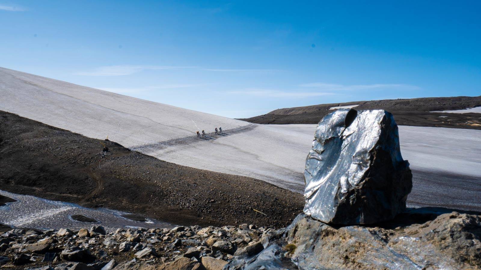 Sommersnø: Selv i august er det snøpartier som må passeres. Anbefales derfor ikke å reise hit tidlig på sommeren. Island-stisykling-5